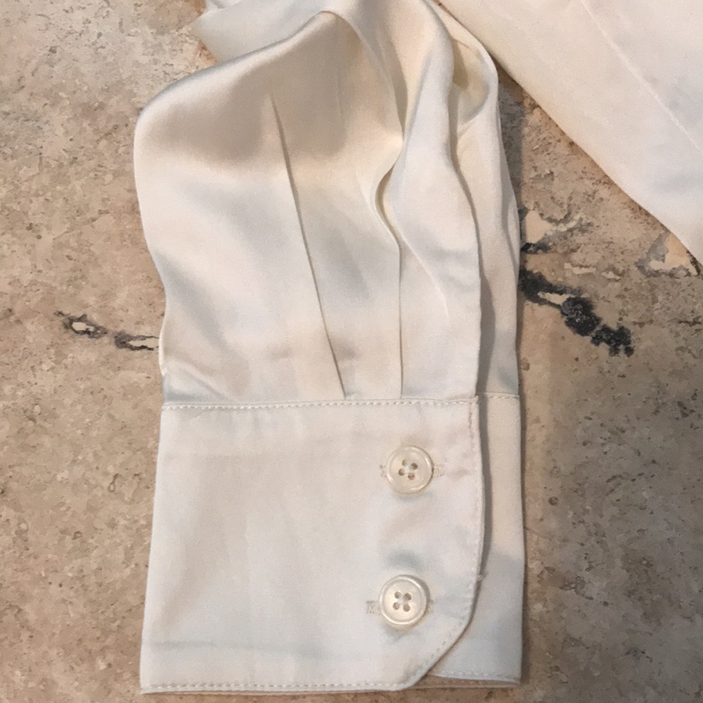 ๐HP x2๐NWT! Banana Republic Womenโs v-neck off white blouse - silky look - Picture 5 of 6